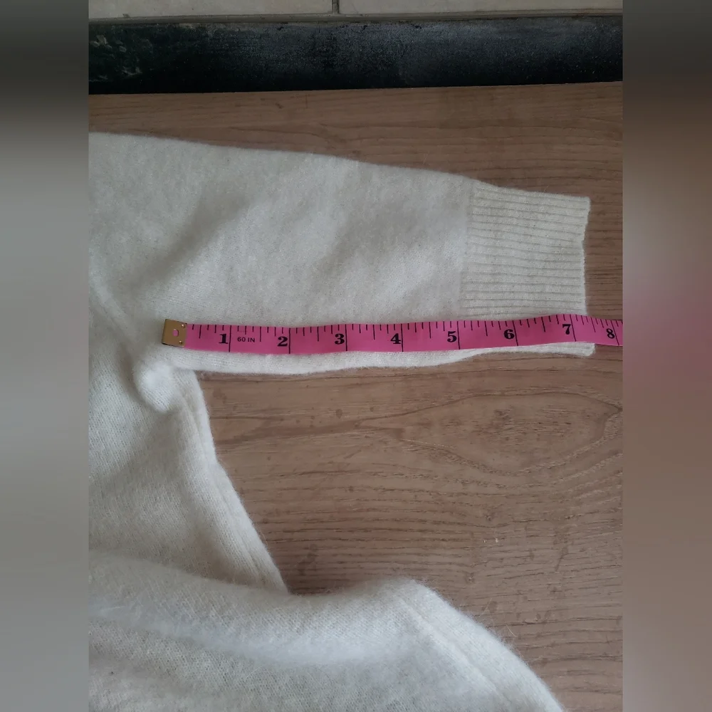 Elegant Cream Cashmere Sweater with Floral Embroidery - Picture 6 of 7